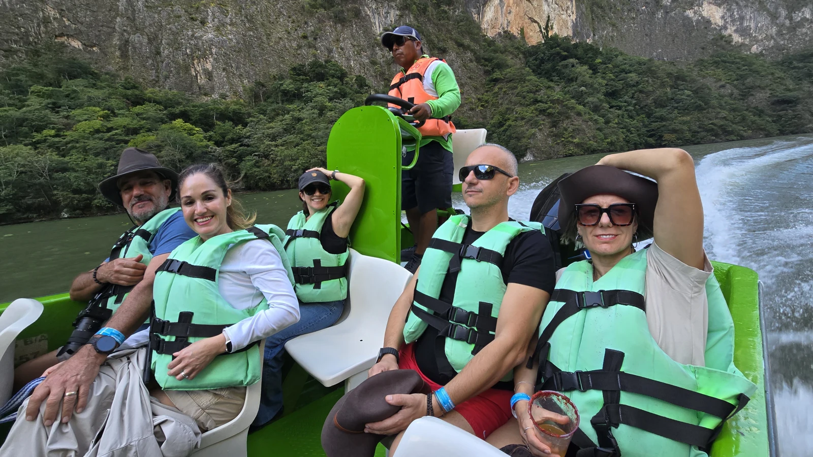 The Changos and Las Changas on the river