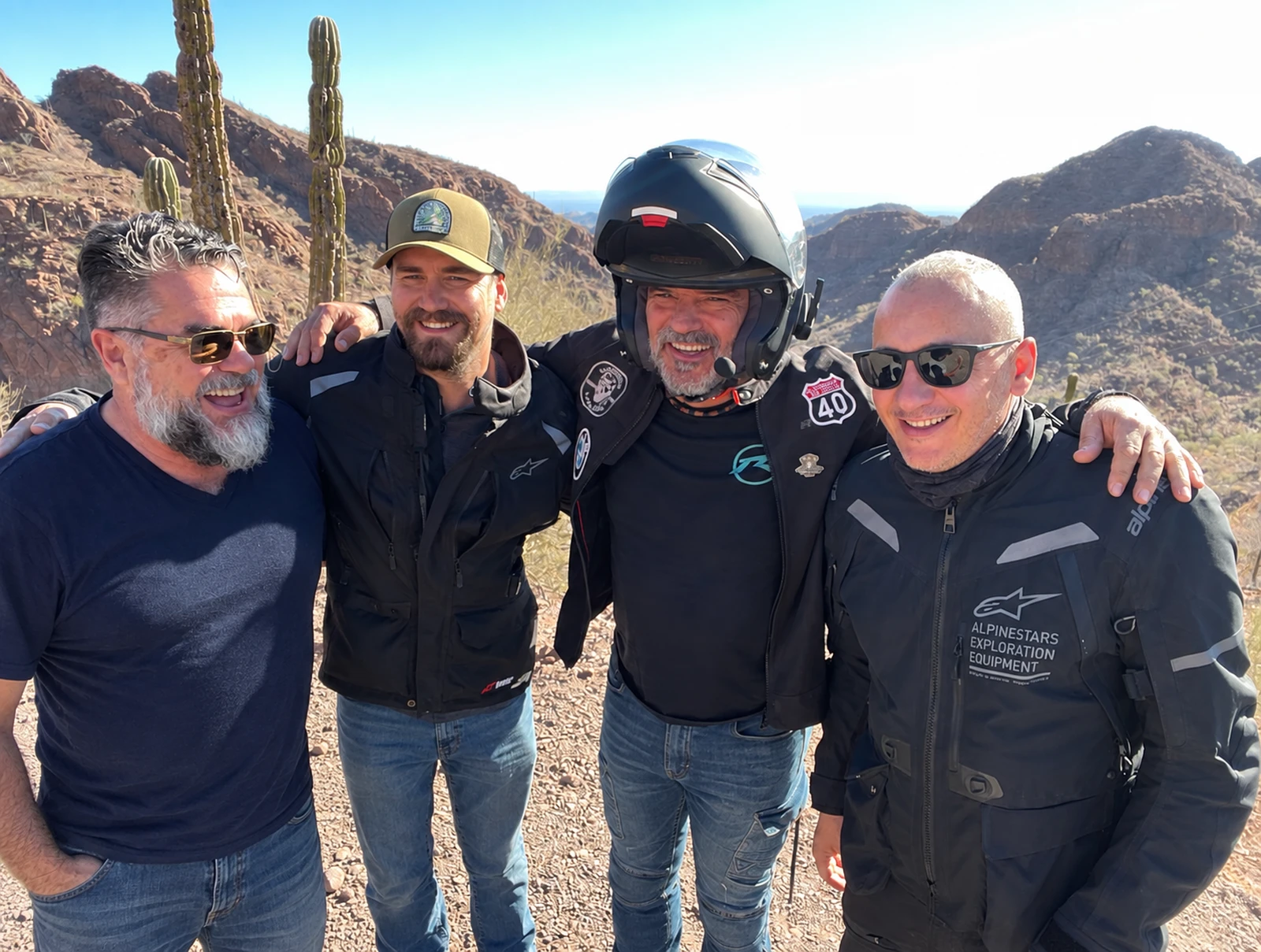 Pausa con Los Changos entre las montañas de Baja.